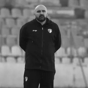 В Сербии главный тренер клуба Суперлиги умер, потеряв сознание во время матча.