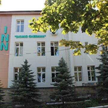 Трагедия в Институте неврологии: пациент погиб после падения с третьего этажа