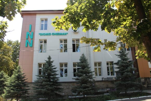 Трагедия в Институте неврологии: пациент погиб после падения с третьего этажа