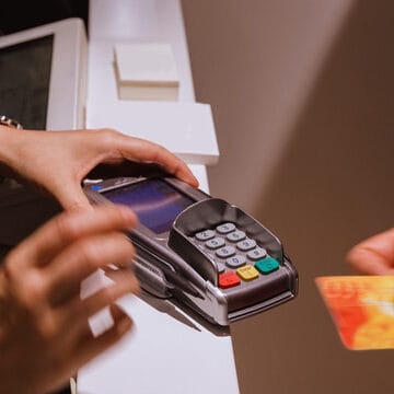 Граждане Молдовы отказываются от наличных: в обращении находится более 4 миллионов карт