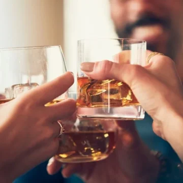 Исследование: регулярное потребление алкоголя «молодит» инсульт более чем на 10 лет