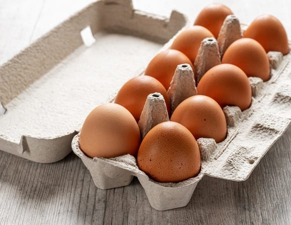 Raw,Chicken,Eggs,In,Egg,Box,On,Wooden,Background В Молдове обнаружены яйца с метронидазолом: PSDE критикует ANSA