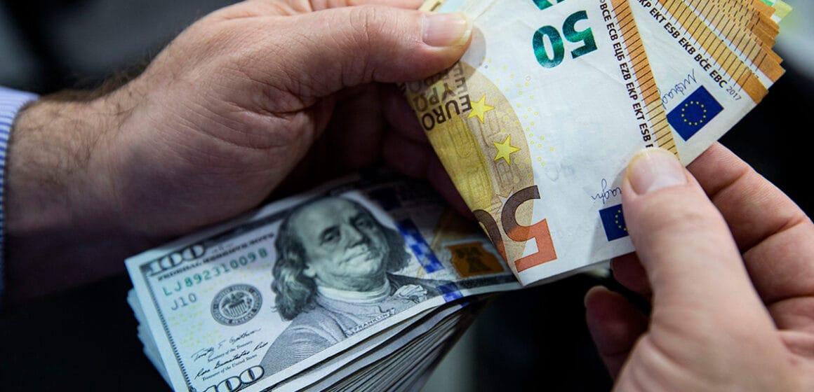 Евро поднялся до максимума за 4,5 года, доллар продолжает падать
