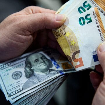 Евро поднялся до максимума за 4,5 года, доллар продолжает падать