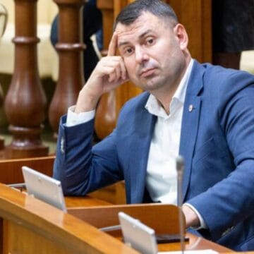 Василе Костиук под прицелом ANI за одновременное занятие должностей
