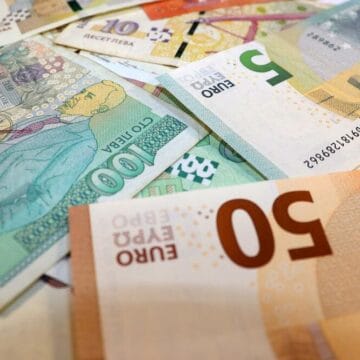 Лев уходит из оборота