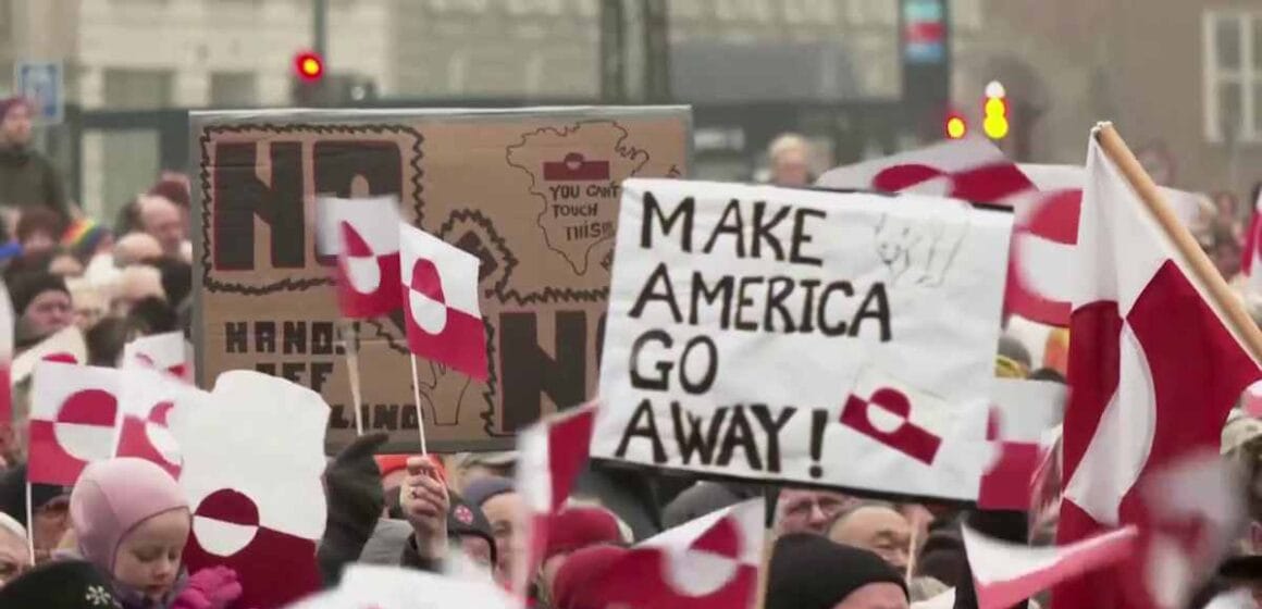 «Make America Go Away»: в Дании проходят протесты против планов Трампа по Гренландии