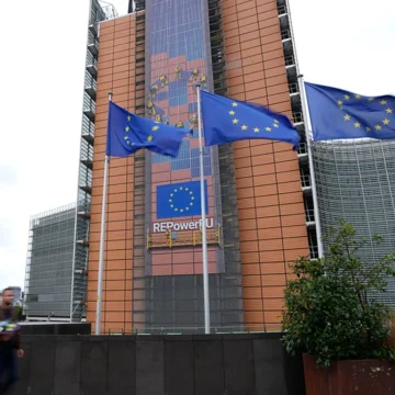 Европарламент заморозит торговое соглашение с США после угроз Трампа из-за Гренландии