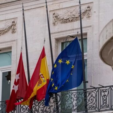 drapelul-spaniei-in-berna Траур в Андалусии: Мадрид объявил три дня скорби