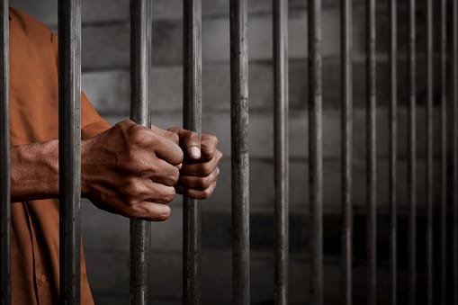 Man in prison Ограбление и похищение в Магдачештах: четверо осуждены