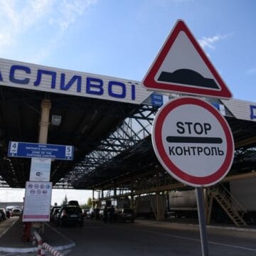 На границе с Молдовой задержали грузовик с семью уклонистами
