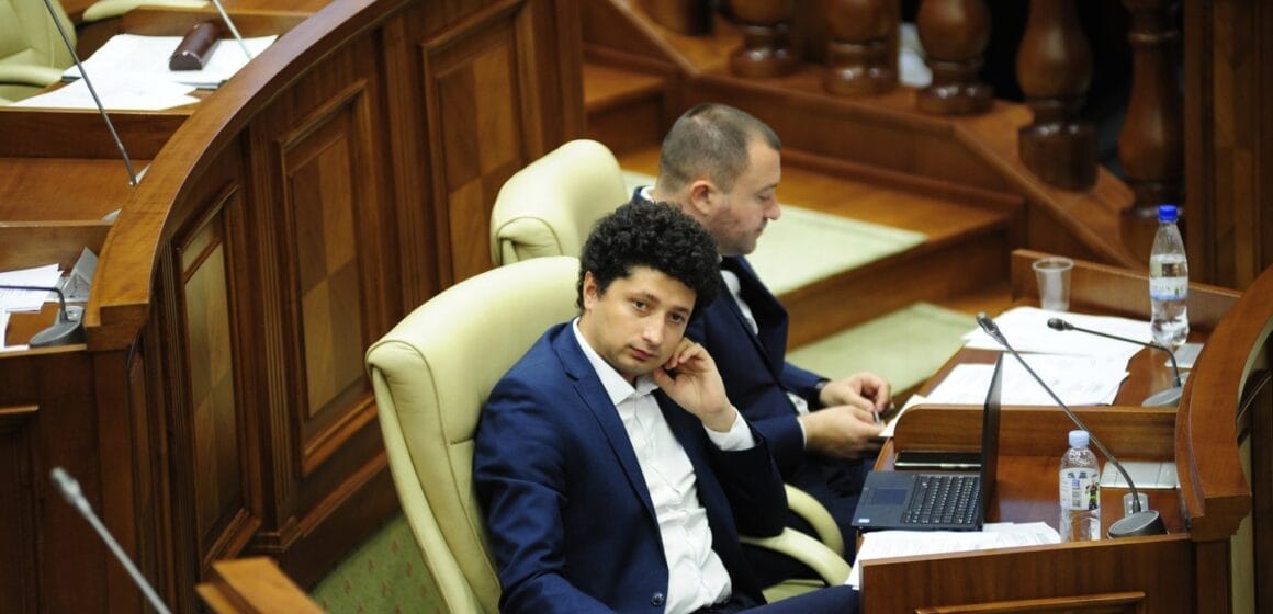 PAS обещает исправить ошибки в законе о гражданстве