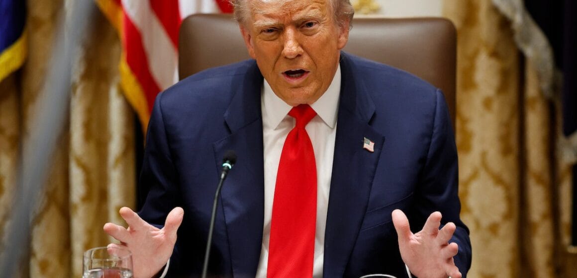 Трамп предупреждает: если не США, влияние над Гренландией получат Россия или Китай