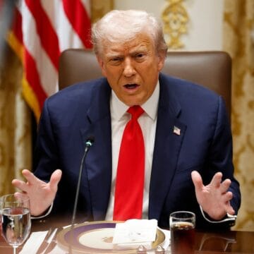 Трамп предупреждает: если не США, влияние над Гренландией получат Россия или Китай