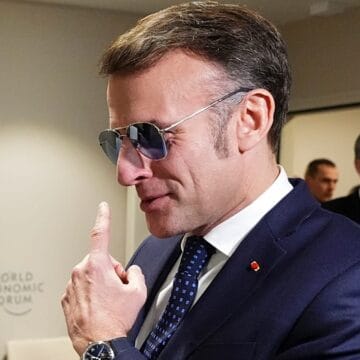 Когда образ важнее слов: очки Макрона на форуме в Давосе