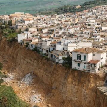 Оползень на Сицилии: город Нишеми оказался на краю обрыва
