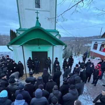 Церковь в Деренеу оказалась в центре конфликта — полиция задержала мэра