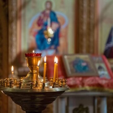 Candles in a Orthodox church У православных христиан начался Великий пост — время духовного очищения и внутреннего сосредоточения