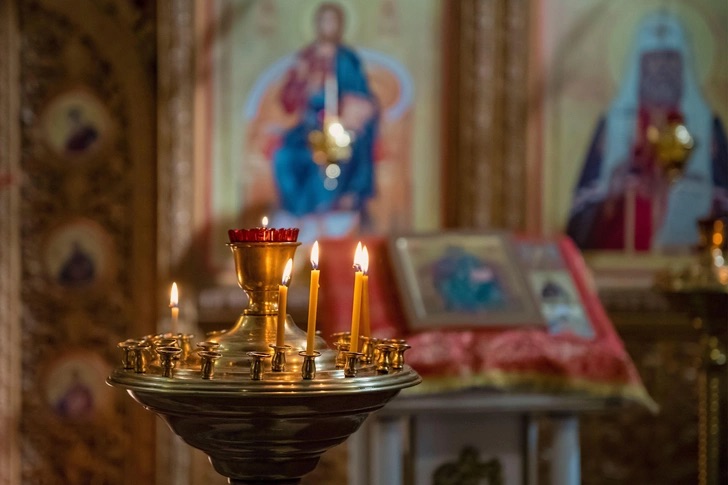 Candles in a Orthodox church У православных христиан начался Великий пост — время духовного очищения и внутреннего сосредоточения