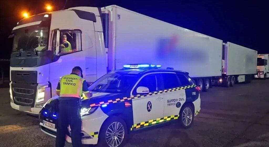IpGs7MxI_for-driver.info «Почти бензоколонка»: молдаванин перекачивал дизель из фур в Испании