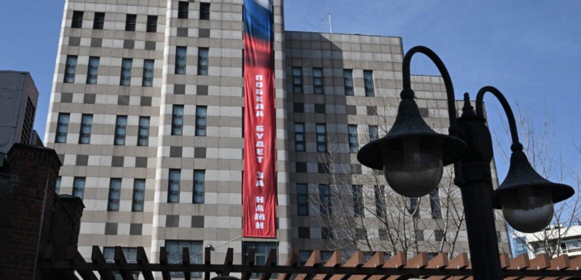 Южная Корея призвала посольство России убрать 15-метровый триколор с пропагандистским лозунгом.