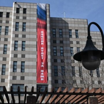 Южная Корея призвала посольство России убрать 15-метровый триколор с пропагандистским лозунгом.