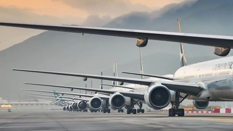 busy-airport-tarmac Массовая отмена рейсов на Ближний Восток: авиакомпании мира закрывают направления из-за войны