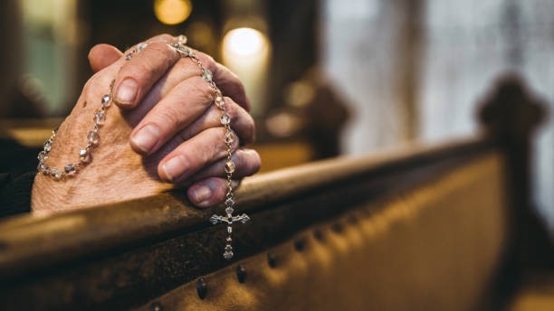 Praying senior hands with rosary in church bench СМИ Ватикана отметили роль католической общины в жизни Молдовы