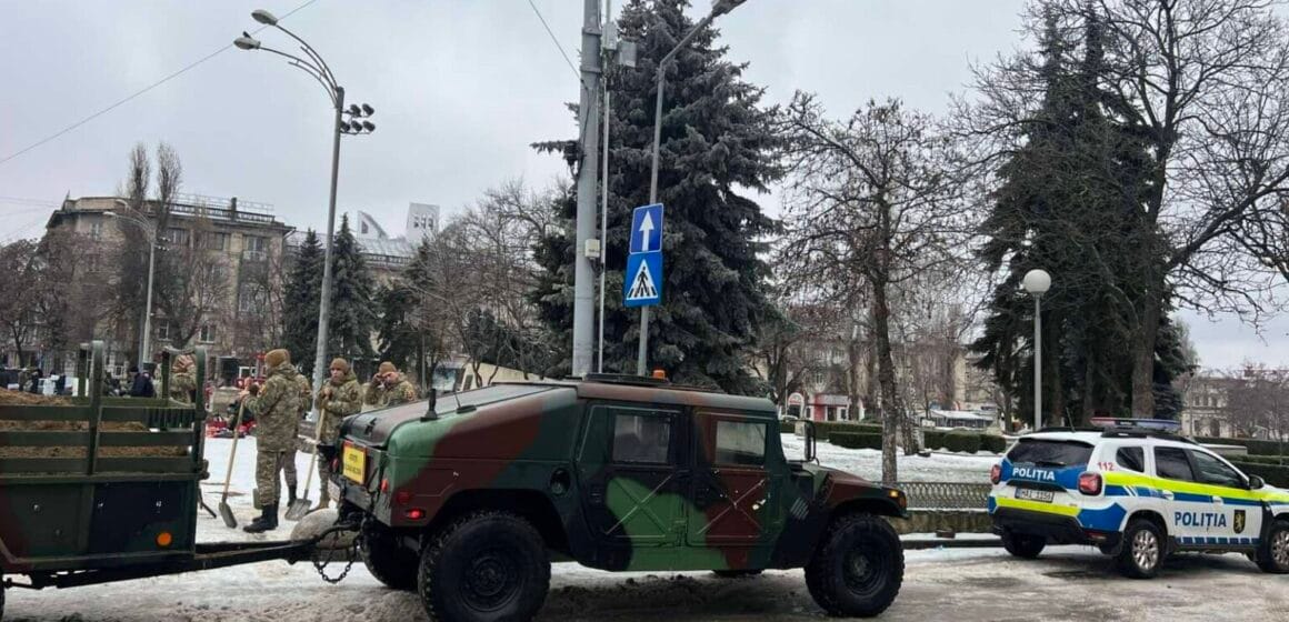Гололёд в стране: армию привлекли к очистке тротуаров и подъездов к больницам