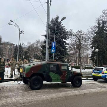 Гололёд в стране: армию привлекли к очистке тротуаров и подъездов к больницам