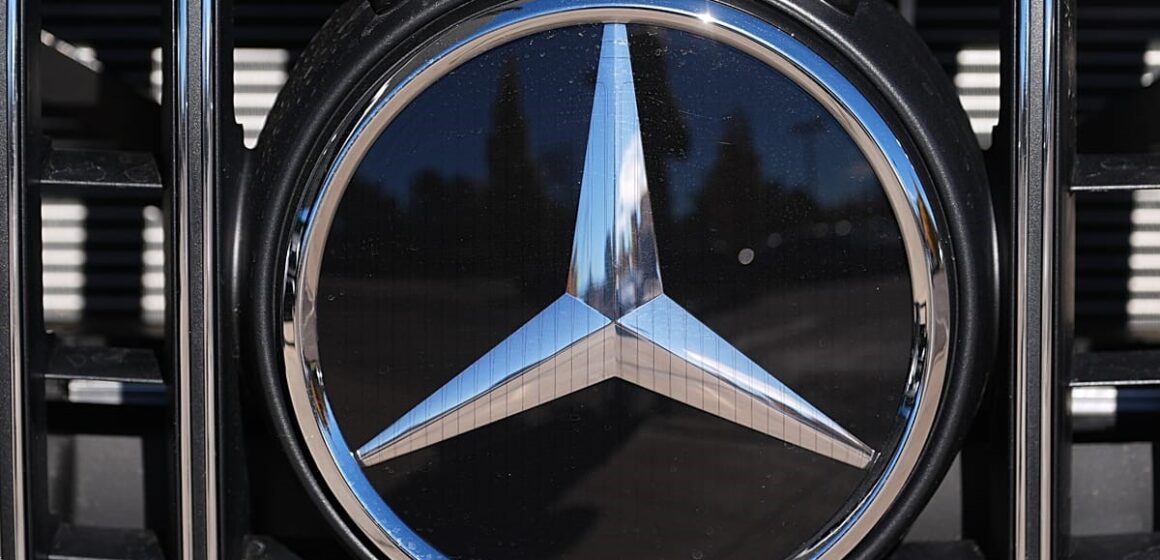 Прибыль Mercedes-Benz сократилась вдвое