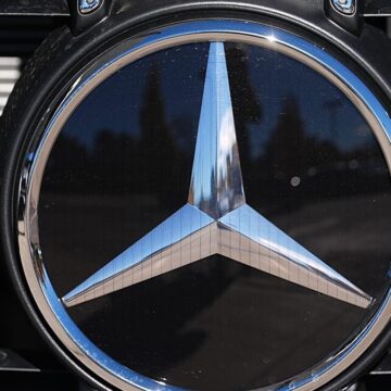 Прибыль Mercedes-Benz сократилась вдвое