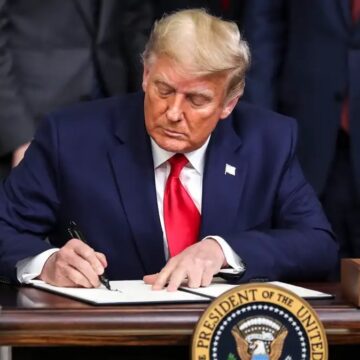 США вводят 10-процентную пошлину на глобальный импорт