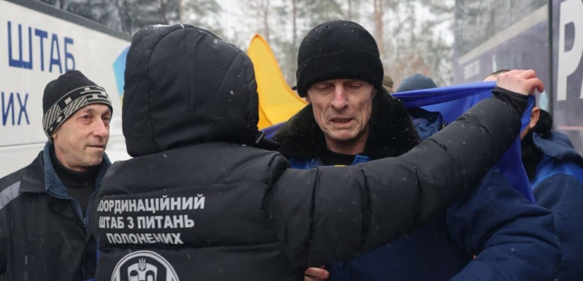 plennye-s Украина вернула из российского плена 157 своих граждан