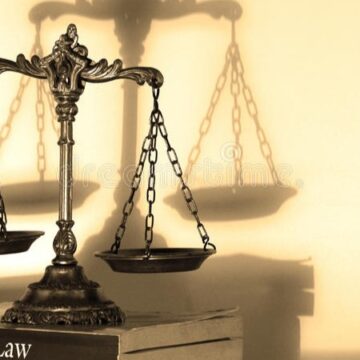 scales-justice-26078179 Один адвокат на двоих: Ион Виздоагэ защищает и Додона, и Плахотнюка