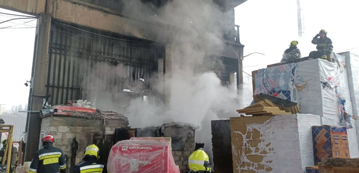 IMG_1221 Пожар на складе в Кишинёве: мужчина получил ожоги при попытке потушить огонь