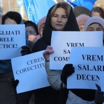 Власти откладывают рост зарплат учителей до 2027 года