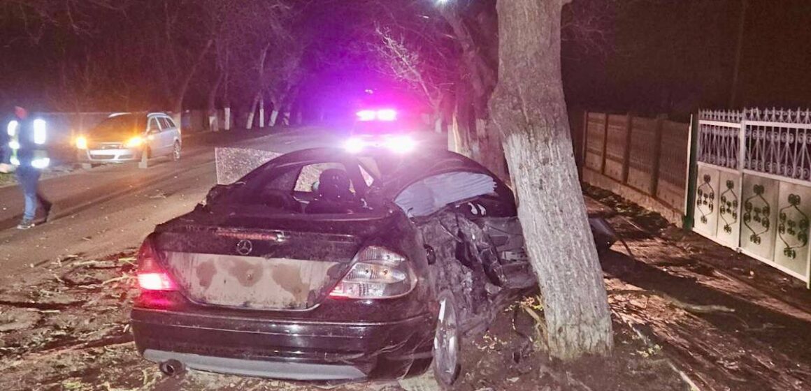 В Штефан-Водэ водитель Mercedes устроил смертельное ДТП и сбежал с места аварии