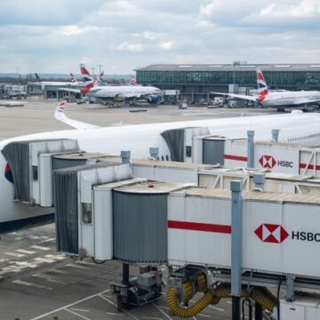 Инцидент на борту British Airways: тело умершей пассажирки 12 часов находилось на кухне с подогревом пола