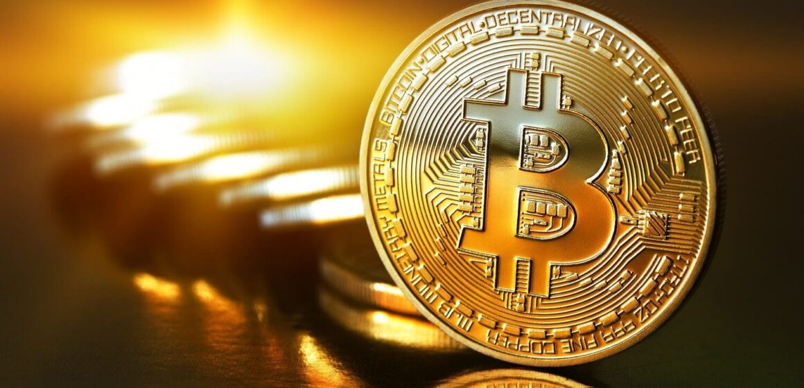 Биткоин обошел золото на фоне кризиса, но эксперты советуют не спешить с покупками