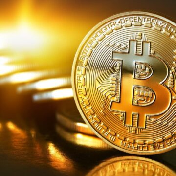 Биткоин обошел золото на фоне кризиса, но эксперты советуют не спешить с покупками