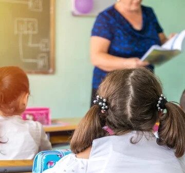 depositphotos_215649774-stock-photo-group-school-kids-sitting-listening Правительство Молдовы обеспечит бесплатный проезд для учителей сельских школ