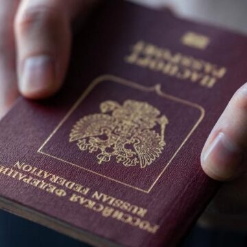 Без паспортов и консульской помощи: в РФ готовят закон об ограничении прав россиян за рубежом