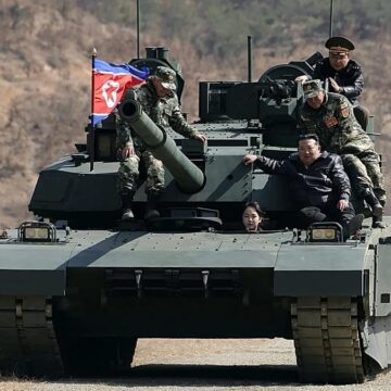 Танковые маневры в Пхеньяне: дочь Ким Чен Ына все чаще появляется на стратегических объектах