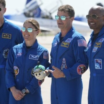 Экипаж миссии Artemis 2 прибыл в Космический центр Кеннеди для подготовки к полету на Луну