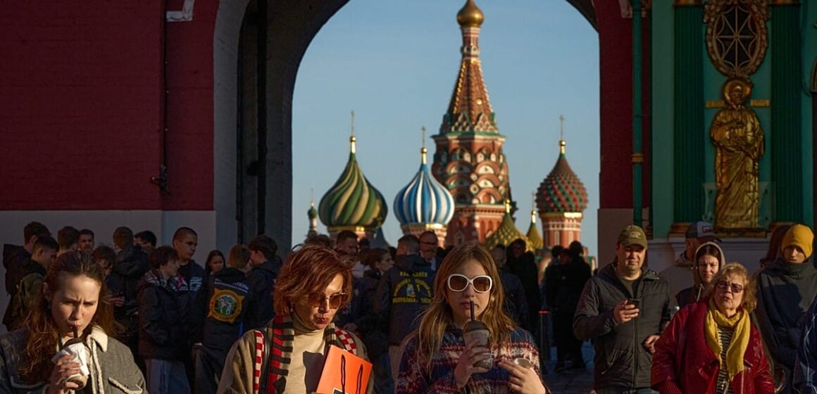 «Крепостное право» или спасение экономики? В России разгорелись споры из-за идеи введения шестидневки