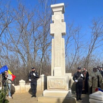 Минута глубокой признательности в Отачь: открыт мемориал генералу Стану Поеташу и депортированным священникам