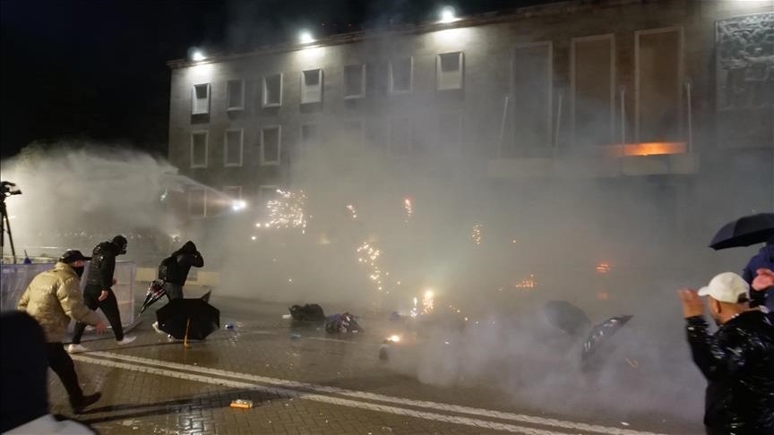thumbs_b_c_4651df0173e07554596e6ea00bb374e5 Беспорядки в Тиране: тысячи протестующих потребовали отставки премьер-министра Албании