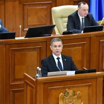 Парламент отклонил вотум недоверия главе Минобороны: Анатолий Носатый сохранил свой пост