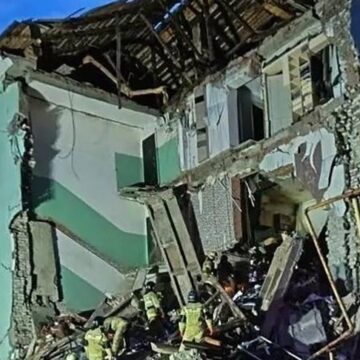 В Сызрани (Россия) обрушился подъезд жилого дома, 11 пострадавших